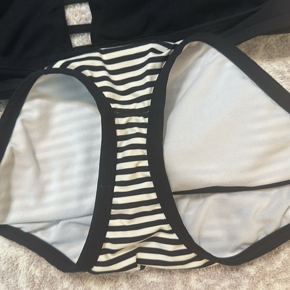 Gisni bini black and white bikini never worn nwot medium - Picture 7 of 7
